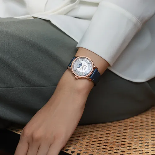 Photo montrant l'intégralité de la montre Montre Raymond Weil Millesime Moonphase, Cadran Argenté, Bracelet Cuir Bleu Marine