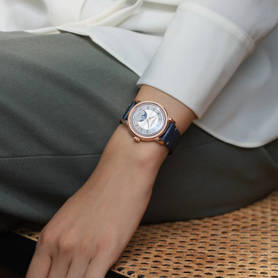 Une autre  femme portant la montre Montre Raymond Weil Millesime Moonphase, Cadran Argenté, Bracelet Cuir Bleu Marine