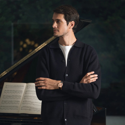 Un homme portant la montre Montre Raymond Weil Toccata Heritage, Cadran Cuivré, Bracelet Gris