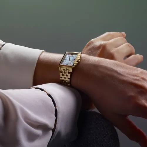 Photo montrant l'intégralité de la montre Raymond Weil Toccata carrée, cadran nacré, bracelet en or jaune