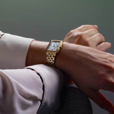 Wrist shot de la montre Raymond Weil Toccata carrée, cadran nacré, bracelet en or jaune