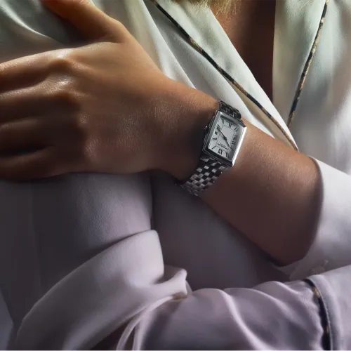 Photo montrant l'intégralité de la montre Raymond Weil Toccata carrée, cadran blanc, bracelet argenté