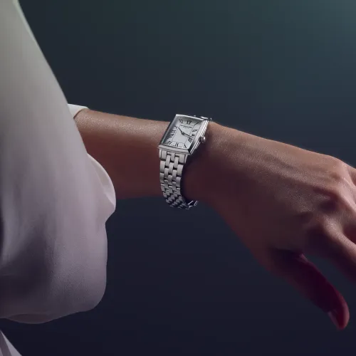 Photo montrant l'intégralité de la montre Raymond Weil Toccata carrée, cadran blanc, bracelet argenté