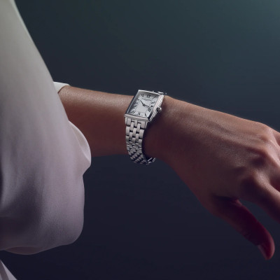 Wrist shot de la montre Raymond Weil Toccata carrée, cadran blanc, bracelet argenté