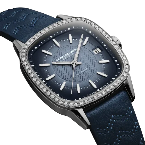 Photo montrant l'intégralité de la montre Raymond Weil Freelancer cushion, cadran bleu, bracelet cuir bleu