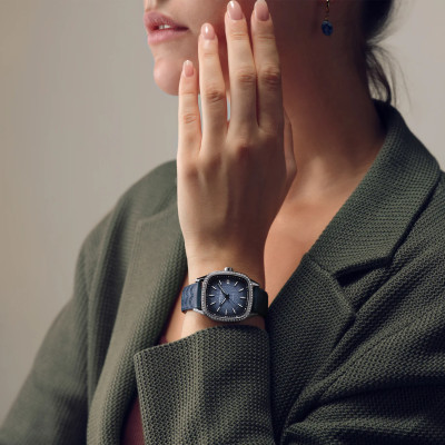 Une femme portant la montre Raymond Weil Freelancer cushion, cadran bleu, bracelet cuir bleu
