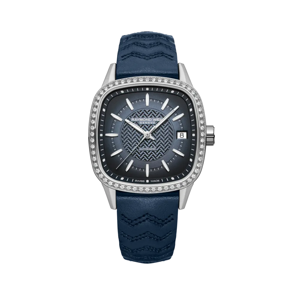 Photo montrant l'intégralité de la montre Raymond Weil Freelancer cushion, cadran bleu, bracelet cuir bleu