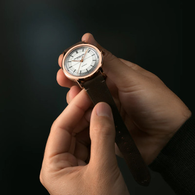 MONTRE RAYMOND WEIL MILLESIME CENTRAL SECONDS 39 MM, CADRAN ARGENTÉ, BRACELET CUIR BRUN