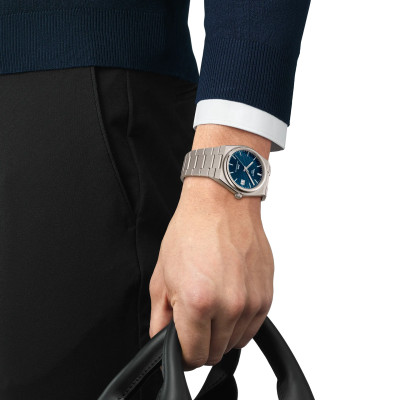 Un homme portant la montre Montre Tissot PRX Titane 38 mm, Cadran Bleu, Bracelet Métal Argenté