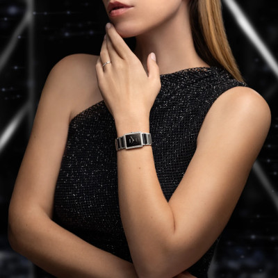 Une femme portant la Montre Rado Integral Diamonds