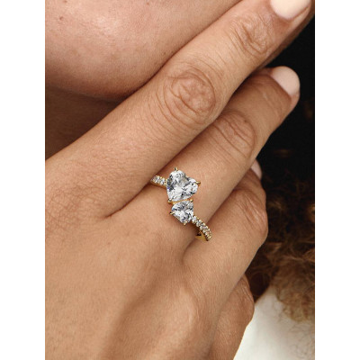Gros plan de la Pandora Bague Scintillante Cœur Double Métal Doré À L'Or 14 Carats sur un mannequin