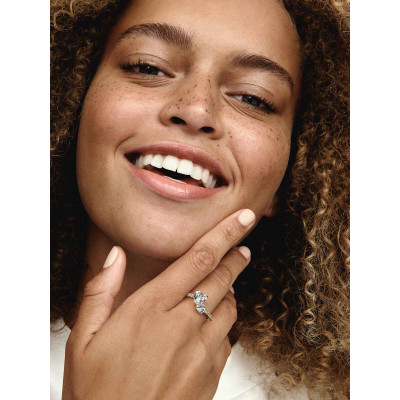 Un mannequin portant la Pandora Bague Scintillante Cœur Double Métal Doré À L'Or 14 Carats