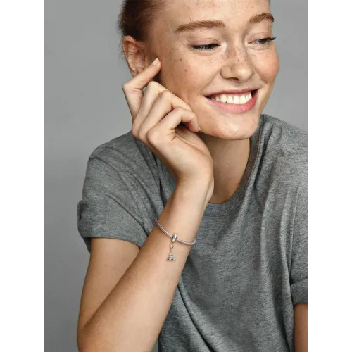 Photo présentant l’intégralité de la Pandora Charm Pendant Tour Eiffel Paris & Cœur