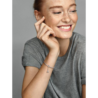 Un mannequin portant la Pandora Charm Pendant Tour Eiffel Paris & Cœur