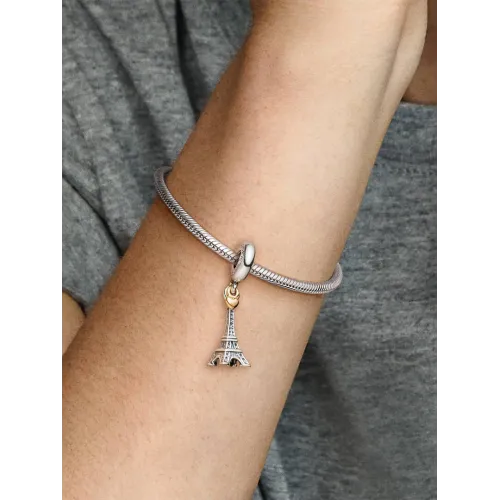 Photo présentant l’intégralité de la Pandora Charm Pendant Tour Eiffel Paris & Cœur