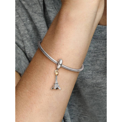 Gros plan de la Pandora Charm Pendant Tour Eiffel Paris & Cœur sur un mannequin