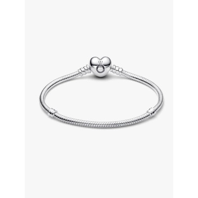 Photo présentant l’intégralité du Pandora bracelet cœur & maille serpent moments argent massif