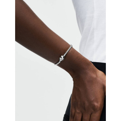 Un mannequin portant le Pandora bracelet cœur & maille serpent moments argent massif