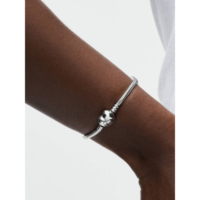 Gros plan du Pandora bracelet cœur & maille serpent moments argent massif sur un mannequin