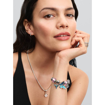 Un mannequin portant les Pandora Créoles Huggie Scintillantes Argent Massif