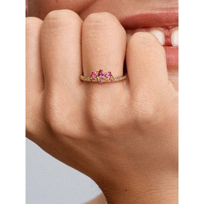 Gros plan de la Bague Diadème Princesse Disney Raiponce Métal Doré À L'Or 14 Carats sur un mannequin