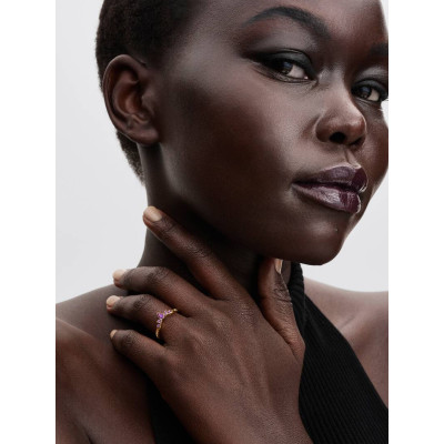 Un mannequin portant la Pandora Bague Disney La Reine Des Neiges Diadème D’Anna Métal Doré À L’Or 14 Carats