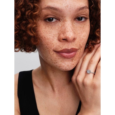 Un mannequin portant la Pandora Bague Halo Carré Scintillante Argent Massi