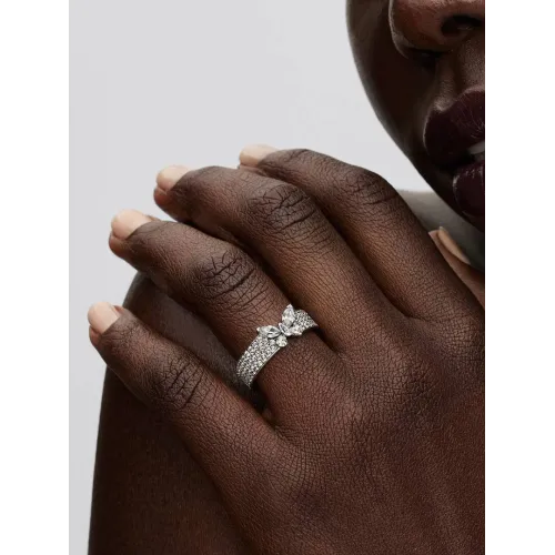 Photo présentant l’intégralité de la Pandora Bague Cocktail Papillon Scintillant Argent Massif