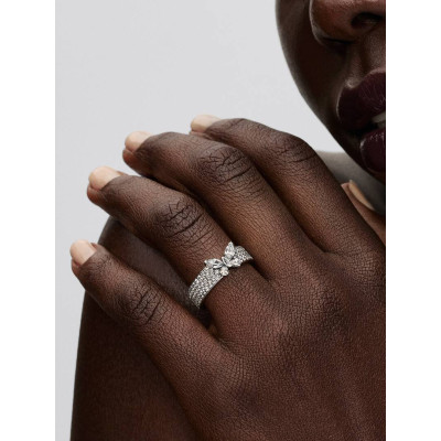 Gros plan de la Pandora Bague Cocktail Papillon Scintillant Argent Massif sur un mannequin
