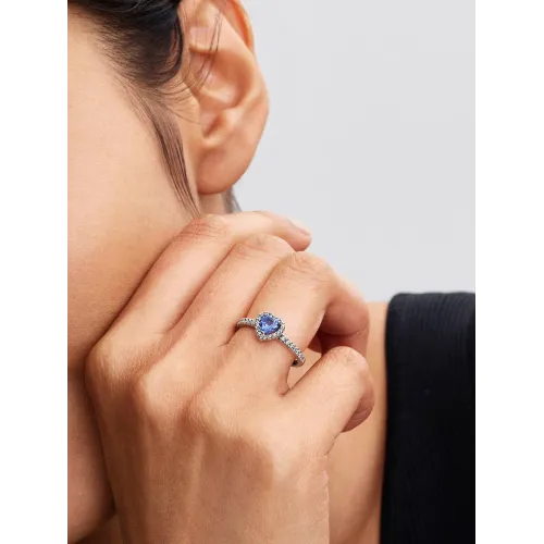 Photo présentant l’intégralité de la PANDORA Bague Cœur Surélevé Bleuet Scintillant Argent Massif