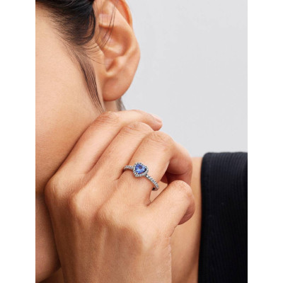 Gros plan de la PANDORA Bague Cœur Surélevé Bleuet Scintillant Argent Massif sur un mannequin