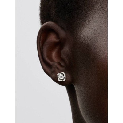 Gros plan de la Pandora Clous d'Oreilles Halo Scintillants Argent Massif sur un mannequin