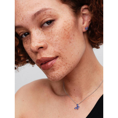 Un mannequin portant la Pandora Clous D'Oreilles Papillon Argent Massif