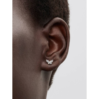 Gros plan de la Pandora Clous D'Oreilles Papillon Argent Massif sur un mannequin