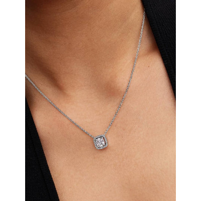 Gros plan de la Pandora Collier Pendentif Halo Scintillant Argent Massif sur un mannequin