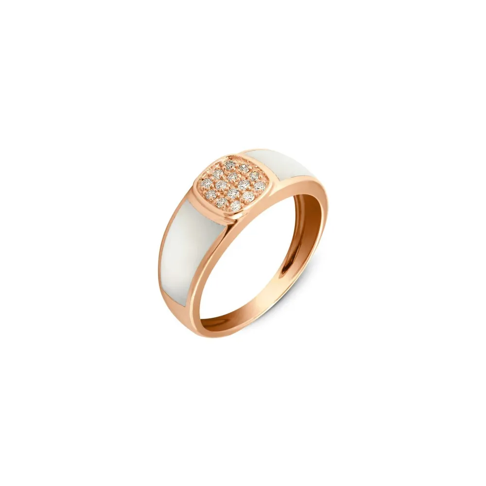 Photo présentant l’intégralité de la bague Clozeau en or rose, diamants 0.14 ct et résine blanche
