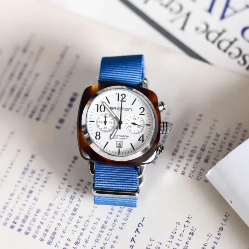 Photo présentant l’intégralité du Briston bracelet NATO bleu clair