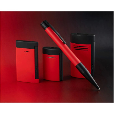 Photo montrant l'intégralité du stylo S.T. Dupont Stylo Bille D‑Initial Animation Rouge Mat, accompagné du briquet assorti.