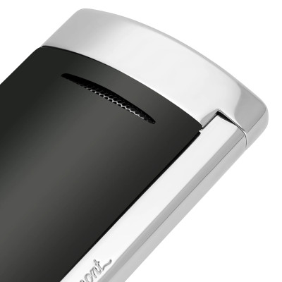 Vue rapprochée dévoilant les détails du S.T. Dupont briquet Minijet noir mat