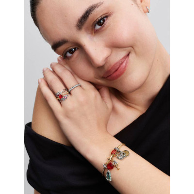 Un mannequin portant la Pandora Bague Disney La Belle et La Bête Rose Enchantée métal doré à l’or 14 carats