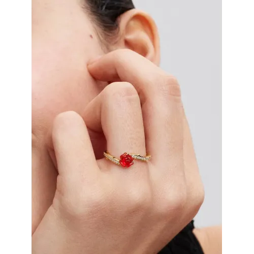 Photo présentant l’intégralité de la Pandora Bague Disney La Belle et La Bête Rose Enchantée métal doré à l’or 14 carats
