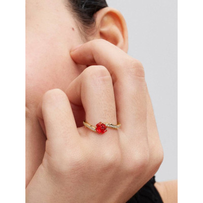Gros plan de la Pandora Bague Disney La Belle et La Bête Rose Enchantée métal doré à l’or 14 carats sur un mannequin