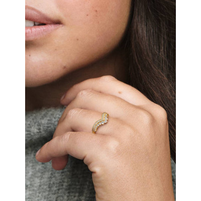 Gros plan de la Pandora Bague Tiare Vœu métal doré à l’or 14 carats sur un mannequin