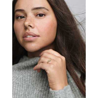 Un mannequin portant la Pandora Bague Tiare Vœu métal doré à l’or 14 carats