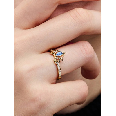 Gros plan de la Pandora Bague Disney Carrosse De Cendrillon Métal Doré À L'Or 14 Carats sur un mannequin
