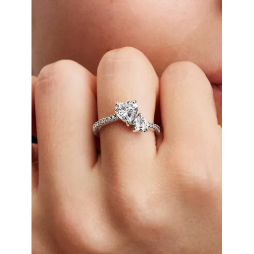 Photo présentant l’intégralité de la Pandora Bague Scintillante Cœur Double Argent Massif
