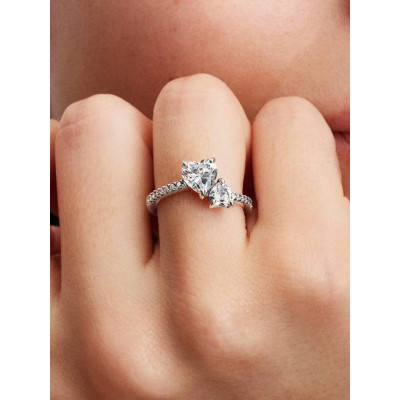 Gros plan de la Pandora Bague Scintillante Cœur Double Argent Massif sur un mannequin