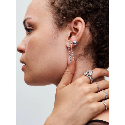 Un mannequin portant la Pandora Bague Scintillante Cœur Double Argent Massif