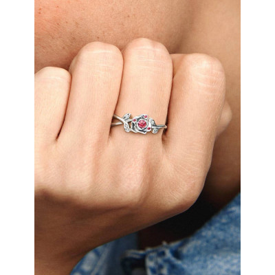 Gros plan de la Pandora Bague Disney La Belle Et La Bête Rose Argent Massif sur un mannequin