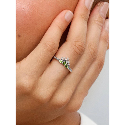 Gros plan de la Bague Diadème Princesse Disney Tiana Argent Massif sur un mannequin